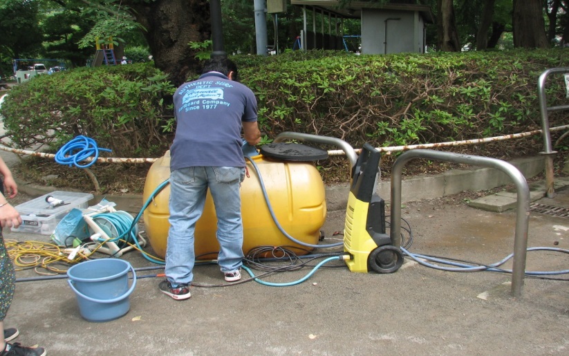 市民団体が給水タンクで水洗い用のサポートをしてくれました