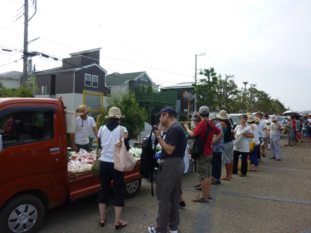 人気農家の軽トラックの前には<br>行列ができます