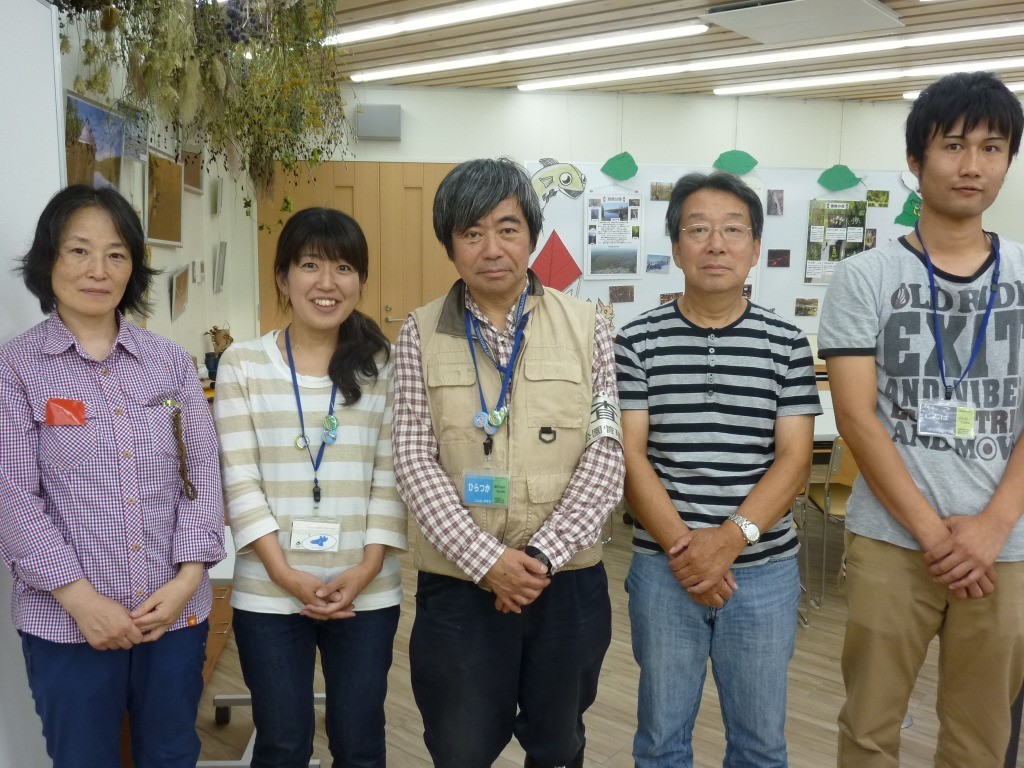 ヤンマ団を支えるスタッフ <br>（左から長村さん、金さん、平塚団長、横山会長、神馬さん）