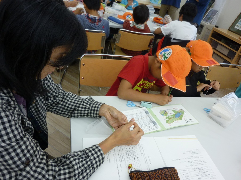 親子でトンボの標本作り