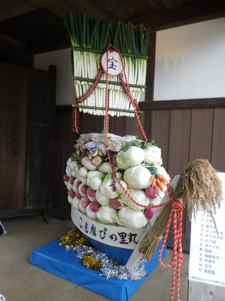 収穫祭の時にボランティアが作る野菜宝船