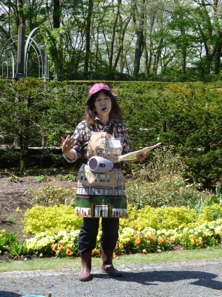 「秘密の花苑」で指導する西川綾子園長