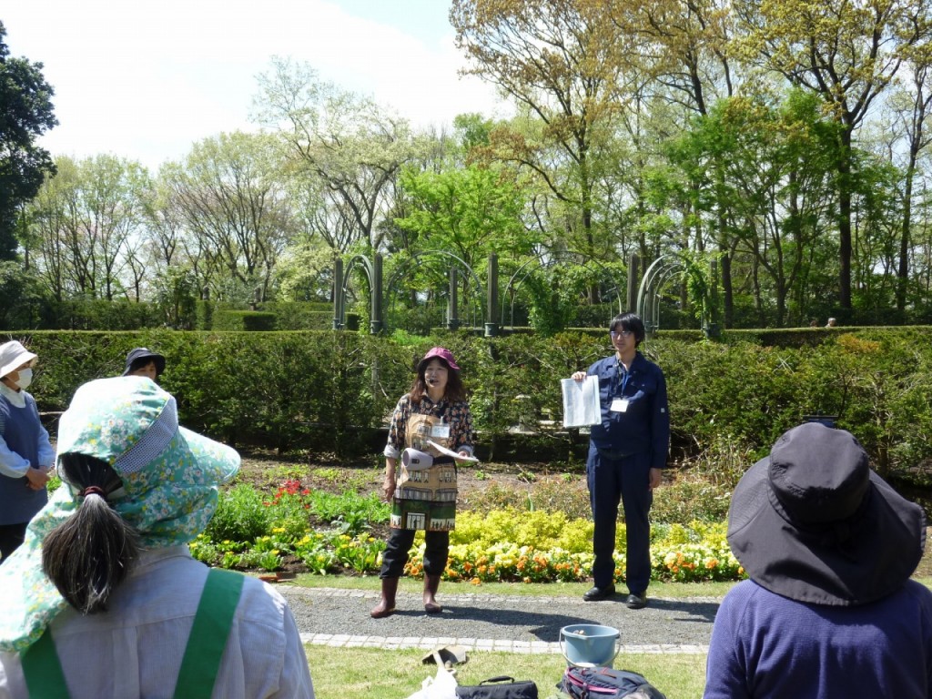 作業内容説明風景（左が西川綾子園長）