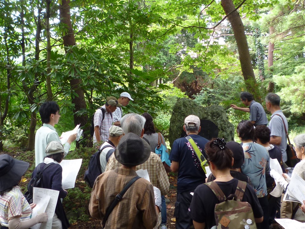 「西公園フロンティア養成講座」での様子<br>講師の話を真剣な表情で聞く参加者