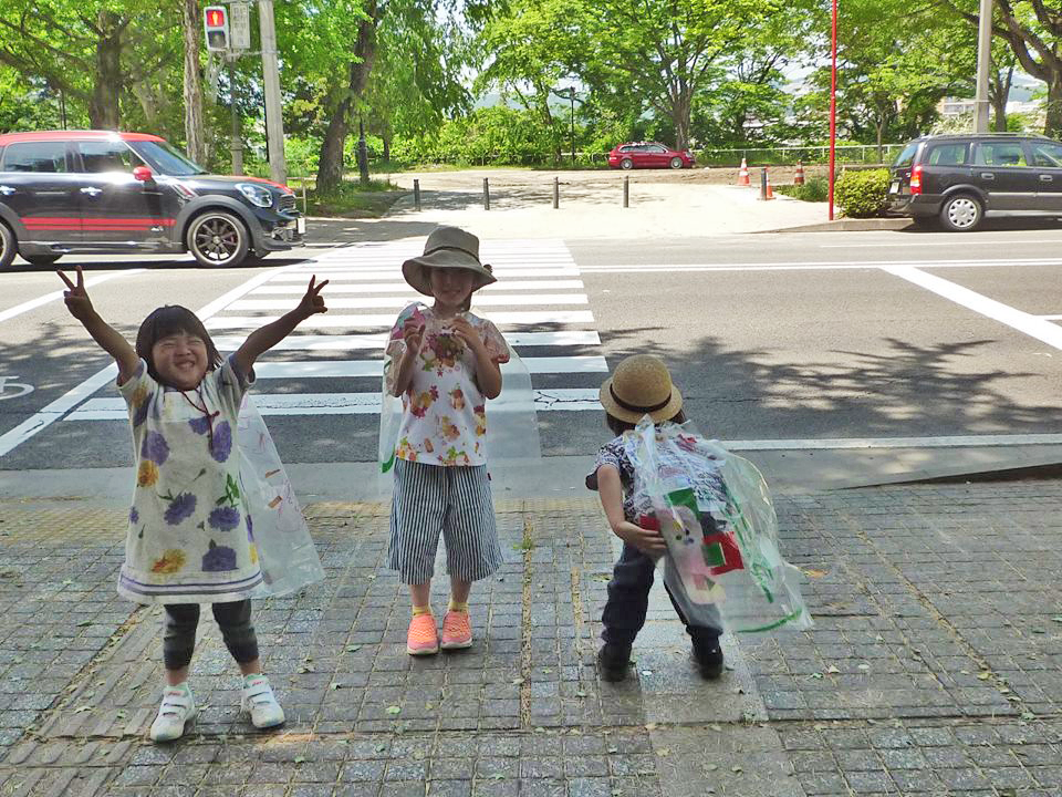 ビーアイでは、日常的に西公園を利用<br>マントをつけて西公園に向かう子供たち