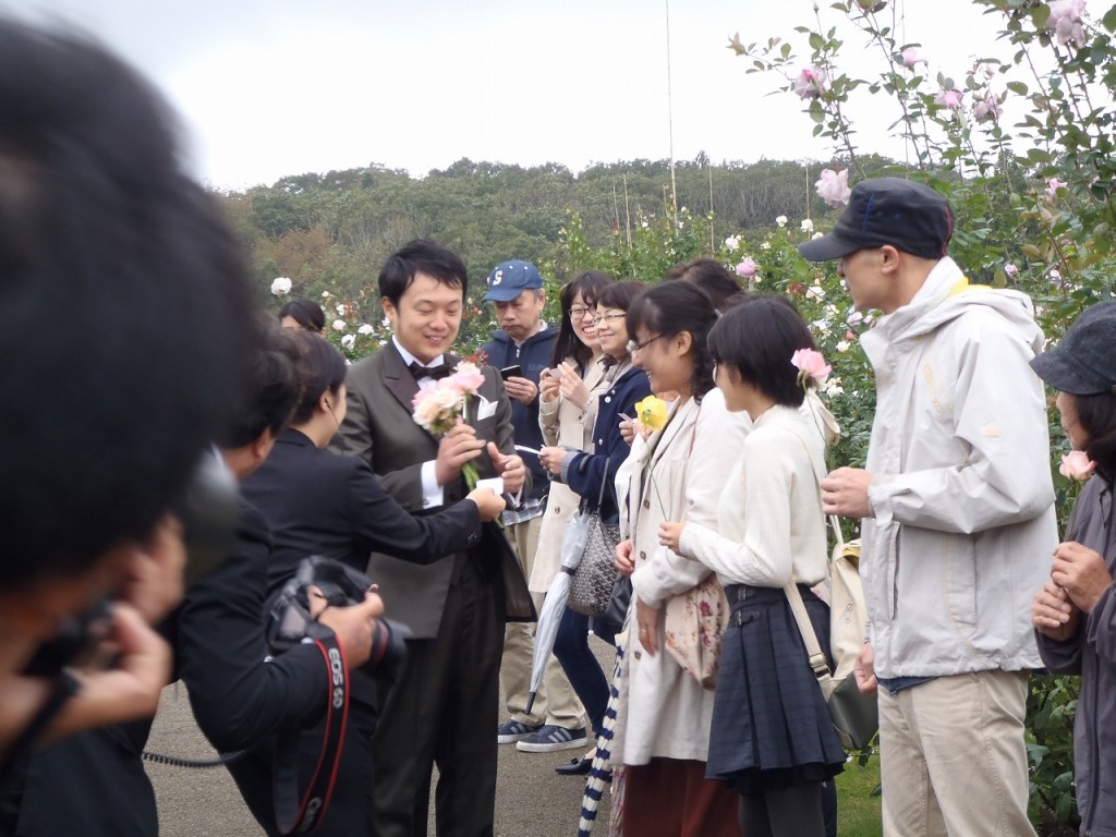 一般のお客様から新郎へ渡したバラで結婚式の花束を作る演出により、一般のお客様も参加しやすくしました