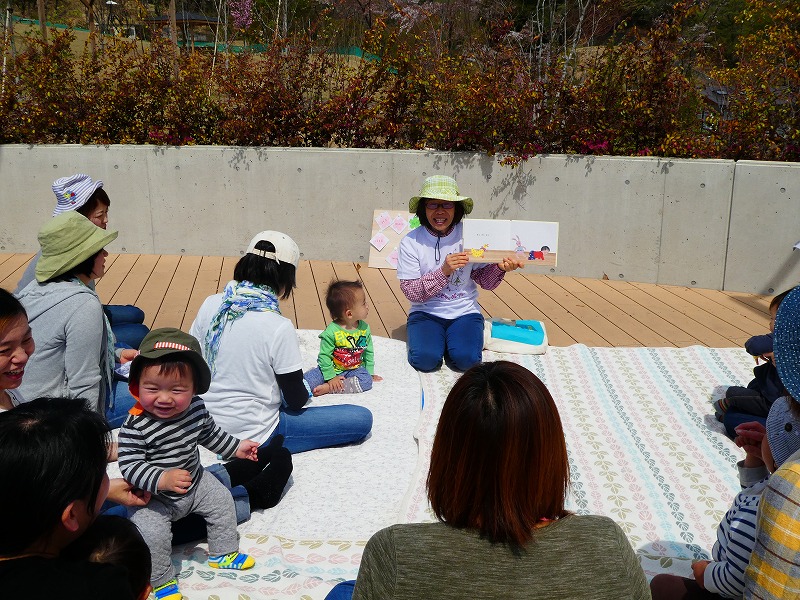 エントランス広場で読み聞かせをする 「ぴよぴよの会」代表の横山由美子さん