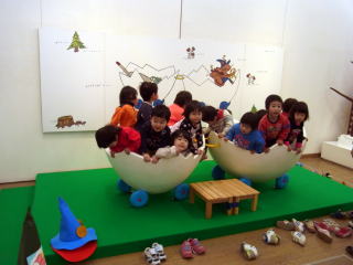 絵本原画展には、子供たちが楽しめるスペースも設けます