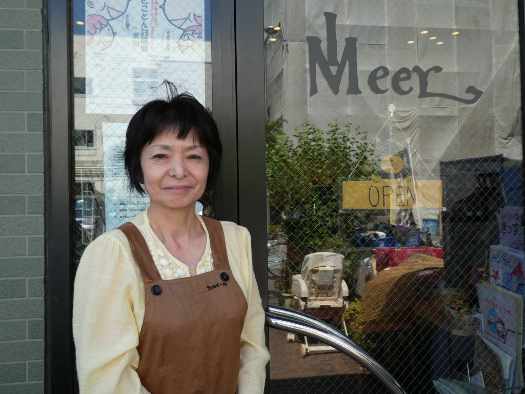 喫茶店「フェルメール」のオーナー・角田さんは、お店を活用して地元の人たちの趣味や活動の支援も行っている