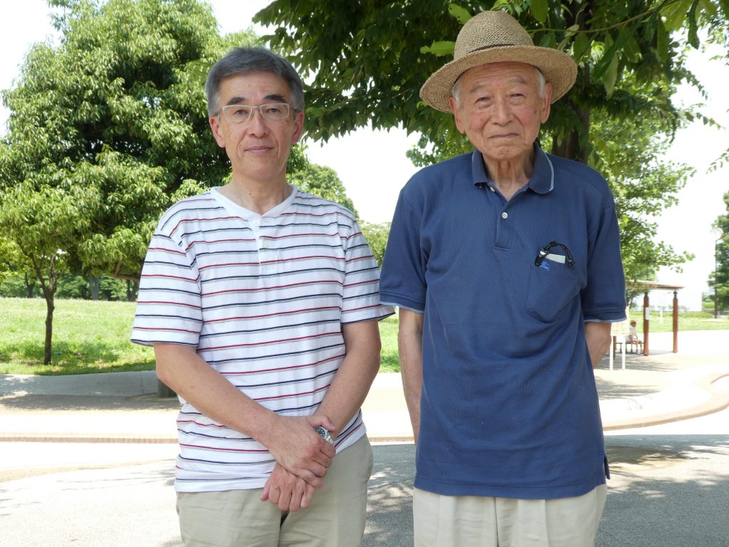 2代目会長の池田さん（右）は、今もメンバーとして尾久の原公園の植物観察を続けている