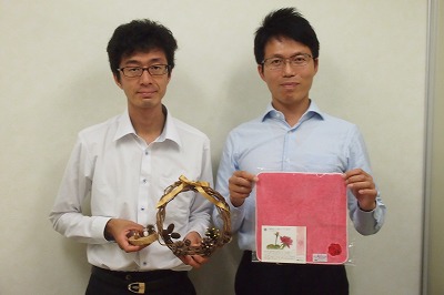 公益財団法人 神奈川県公園協会の「木の実木のまま」担当の藤田和弘さん（左）と<br>ボタニカル・ダイ担当の宮地知之さん（右）