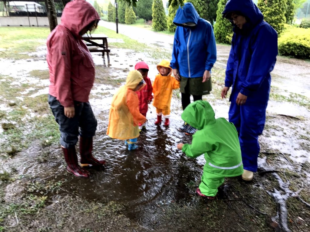 雨の日でも外で元気に遊びます