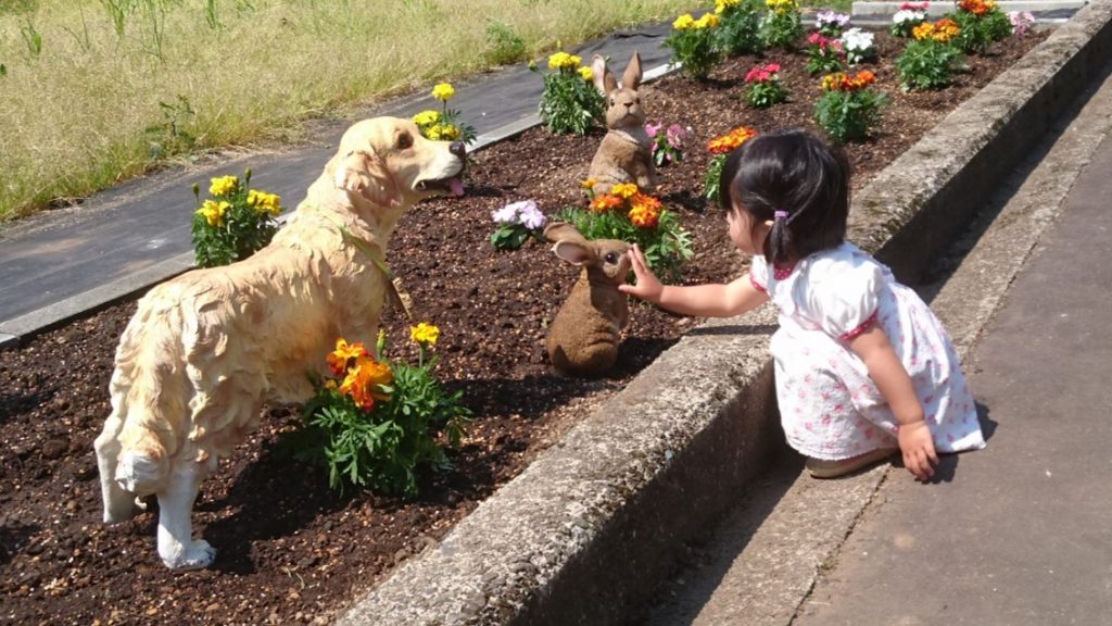 花壇の隙間に置いた動物のモニュメントは子供たちの人気者
