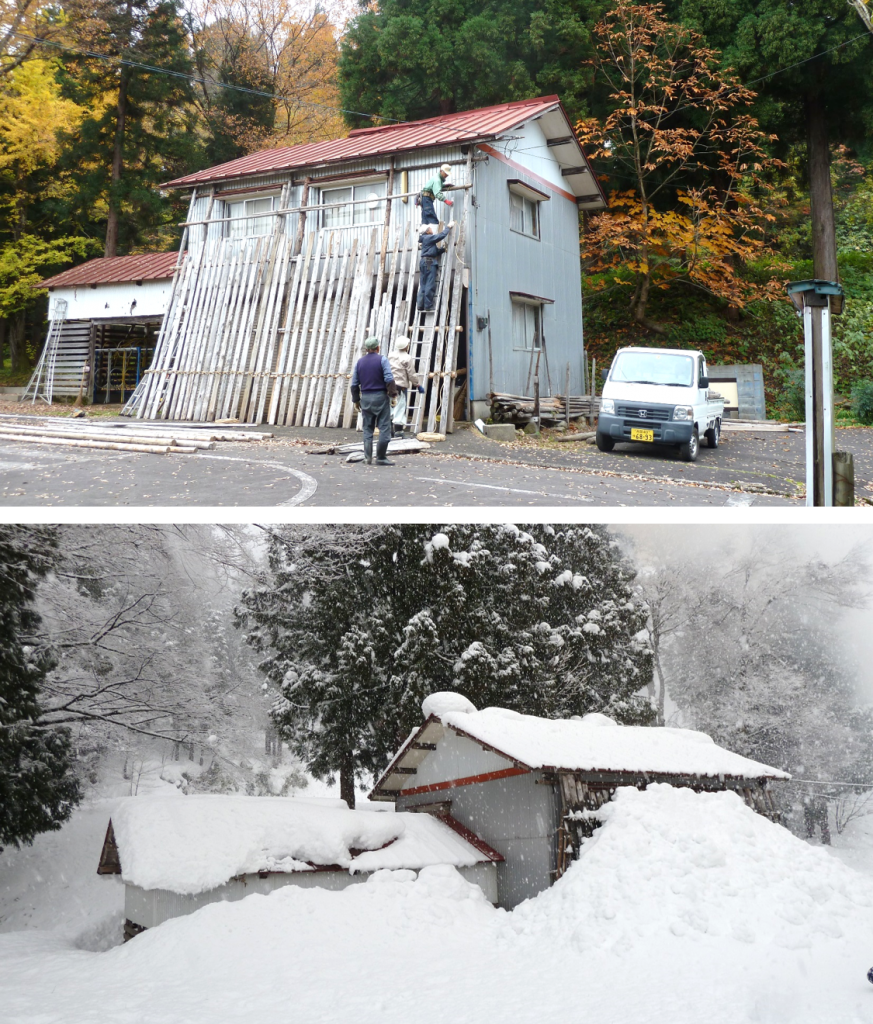 豪雪に備えて管理棟に雪囲いをする。冬期はすっぽりと管理棟が埋まってしまう