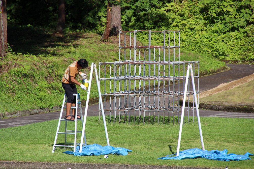遊具のペンキ塗りをするシェアハウスの若者は、自転車で日本一周、旅の途中