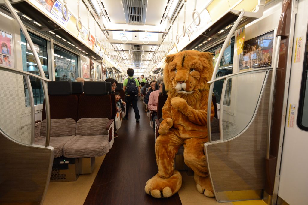 開園60周年記念事業の一つとして、京王電鉄（株）の協力を得て5月5日に運行したスペシャル電車。社内ではクイズ大会などを実施した。