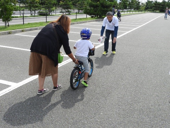 親子で自転車に乗る練習をする、自転車の乗り方教室。
