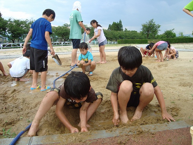 こども公園部長を募るために実施したPRイベントで泥んこになって遊ぶ子供たち。