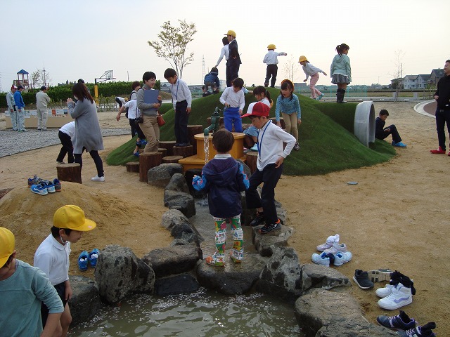 2018年4月10日に行われた水遊び場「おひろめかい」。風もあり肌寒い日にも関わらず、子供たちは水遊びを楽しんだ。