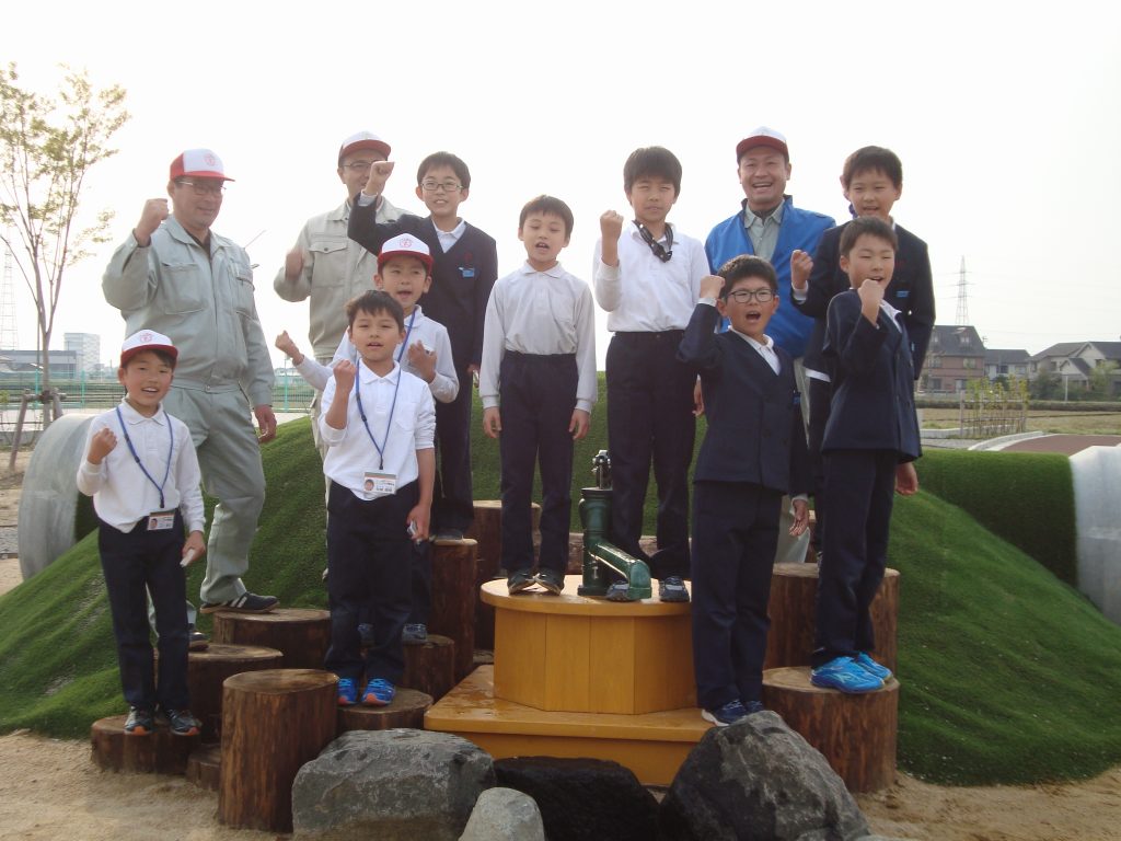 「舟橋村園むすびプロジェクト」のプロジェクトリーダー　金岡伸夫さん(後段右から2人目)とプロジェクトメンバーのこども公園部長たち 。