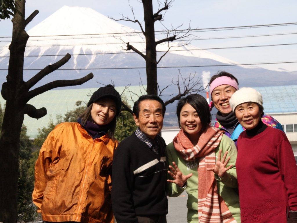 島田公園で、たごっこの支援者でもある家族と<br/>富士山をバックに。一番左が美樹さん。