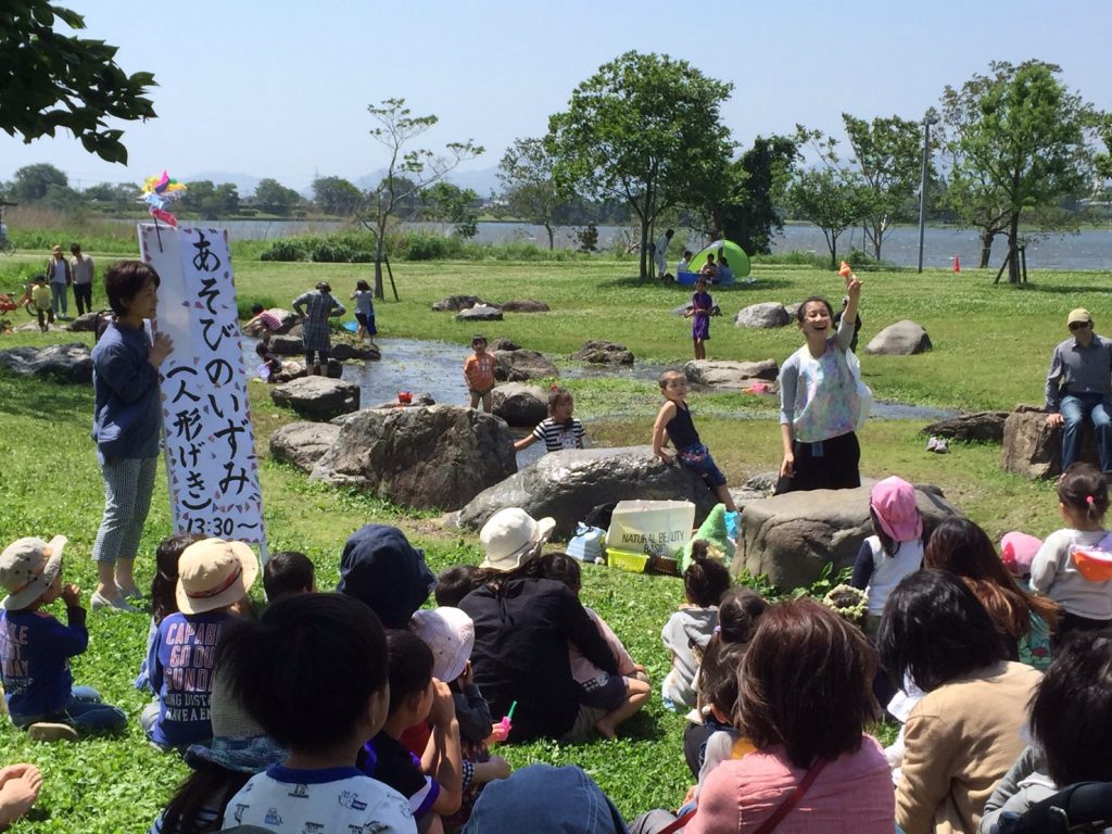 風の強い日には、岩を台にして<br/>人形劇を行った