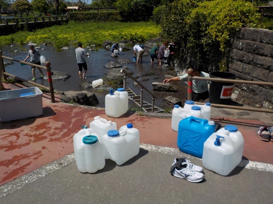 地震の後、大勢の市民が江津湖に<br/>水を汲みに来た