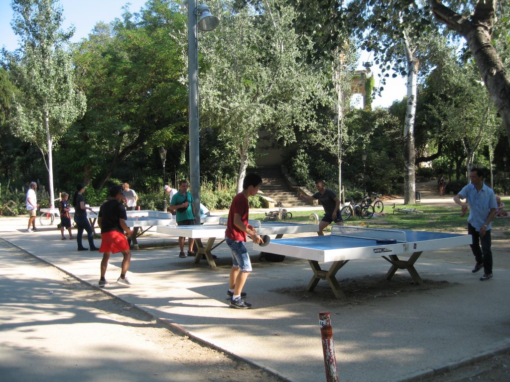 ヨーロッパの公園には屋外に卓球台が設置されていることが多い