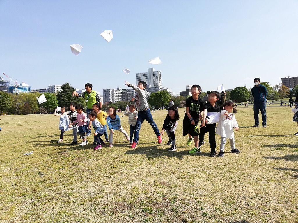 紙飛行機などで遊びながら学ぶ自然発見塾