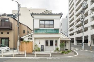 老舗酒屋をリノベーションした町屋カフェ「金多屋」の外観。2階が楓設計室