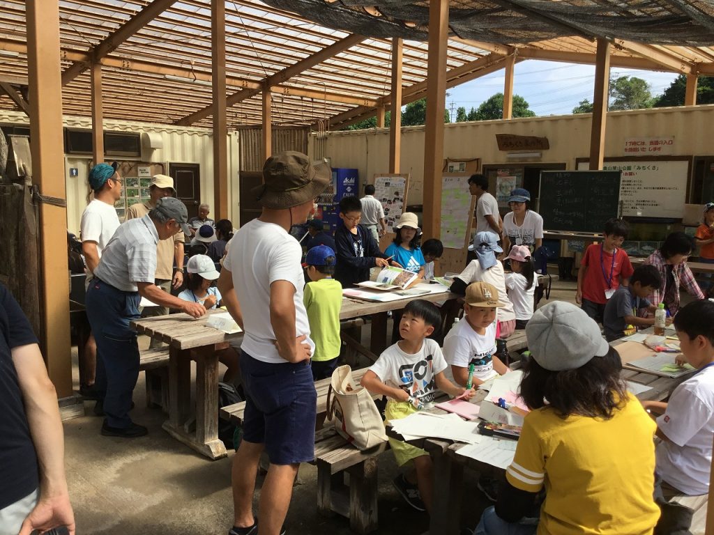 公園の一角の屋根の下で行うまとめ学習