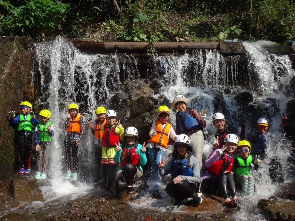 「沢歩き・沢遊び」のイベントでは、ライフジャケットを着用し、水辺での活動も行う