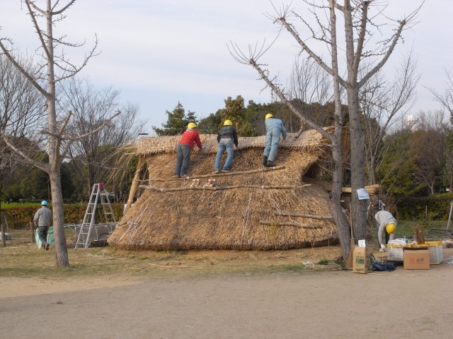 実際に作業をすると弥生人の苦労が偲ばれる（プロジェクトで建てた竪穴住居）