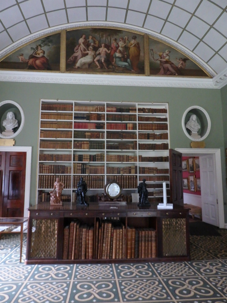 芸術作品だけでなく、貴重な書物も収蔵されており、<br/>図書室は美しい装飾が施されている