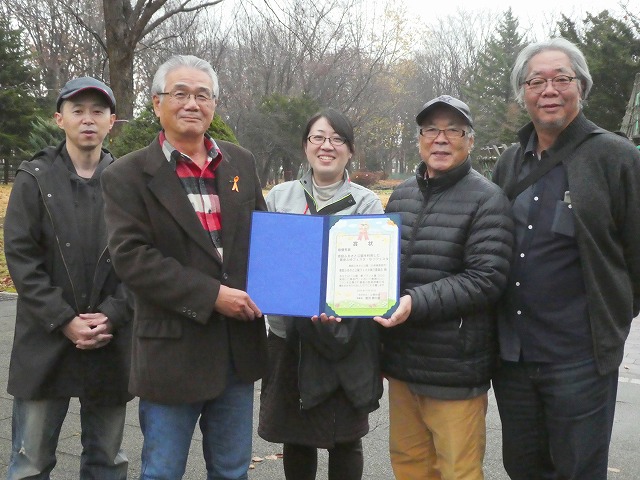 公園・夢プラン大賞2020の賞状を掲げる「悪巧みの会」のメンバー（左から太田 高文さん、平川さん、矢野さん、小山忠弘さん、久保さん）