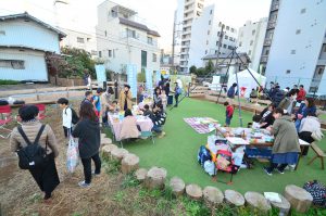 周りは住宅地に囲まれた「KIDIYS PARK」でのイベントには通りがかりの人も足をとめた