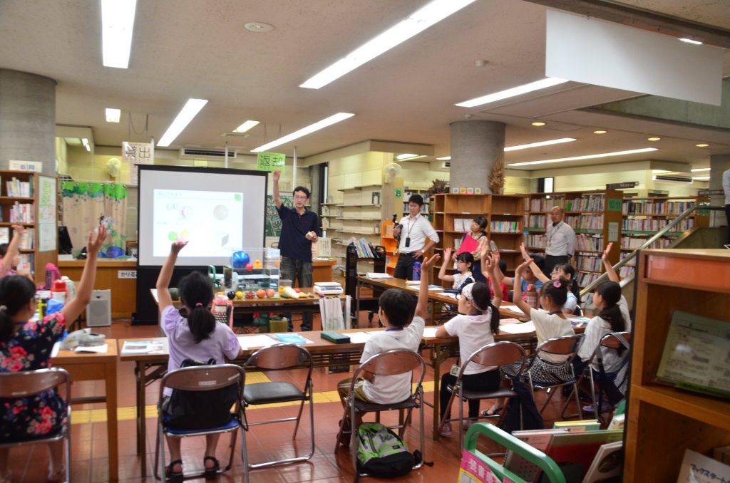 図書館で休館日を利用して実施したイベント。この日は生活に密着した野菜の浮き沈みがテーマ