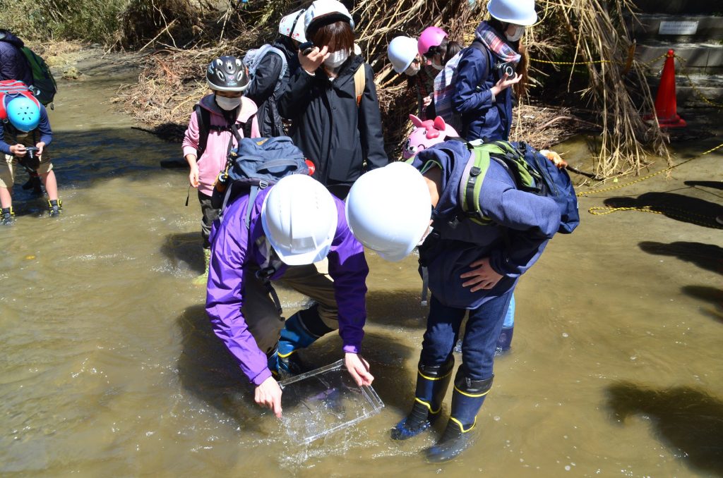 「理科の修学旅行」で実施した化石を探す活動では、安全確保のため長靴とヘルメットを着用した