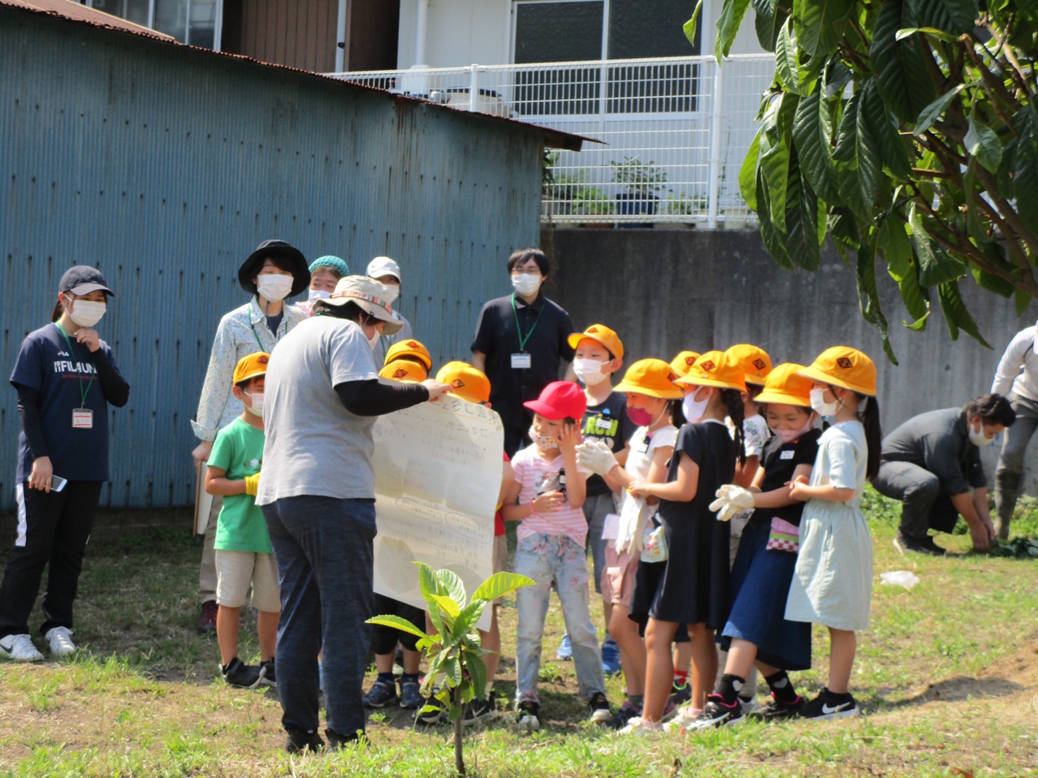 植え付け作業の前のクイズを楽しむ東雲小学校の児童たち