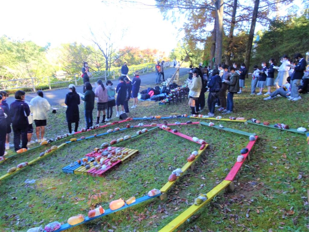 参加学校の中・高校生を会場に招待し、交流するアートセッション。動物園会場ではグループ単位で動物を見て回り、スケッチをしたり、様々なプログラムを行ってきました。