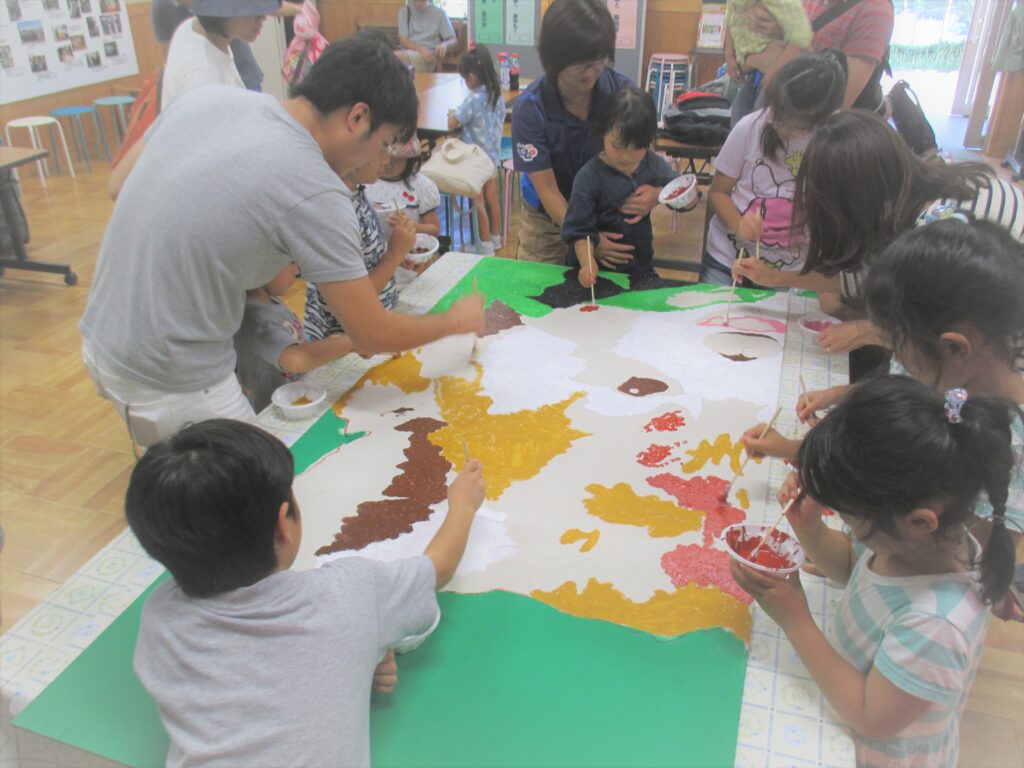 2015年の様子　テーマは絵本の動物たち。<br/>巨大パネルに来園者が指定された色を塗り、動物が完成していく様子を楽しみました。