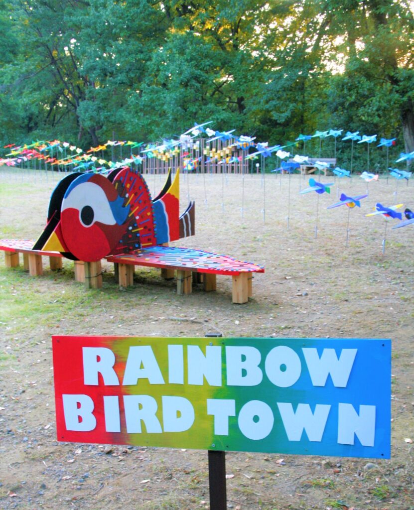 2014年の様子　テーマは「レインボーバードタウン」参加した中・高校生が約150体の鳥パネルに着色しました。手前のオシドリは障害者施設の利用者、職員で作った作品。