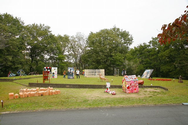 「アートフェスタ2012」の会場風景　公園内の広場に様々な作品を展示しました。