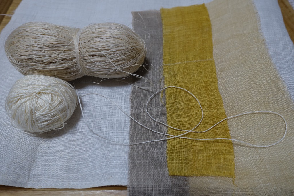 カラムシの布と糸（上の糸は手績み・下の糸は機械紡績）