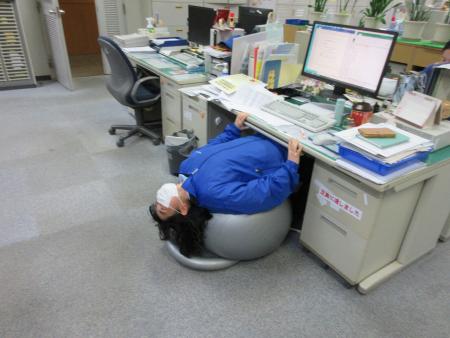 バランスボールでストレッチ