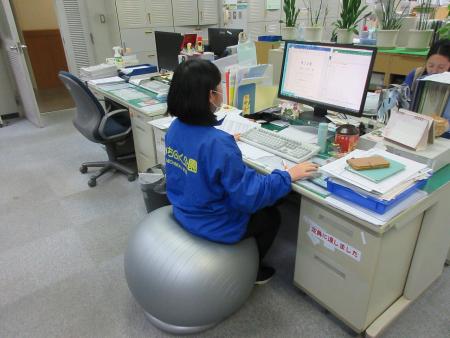 バランスボールを使って仕事をする様子