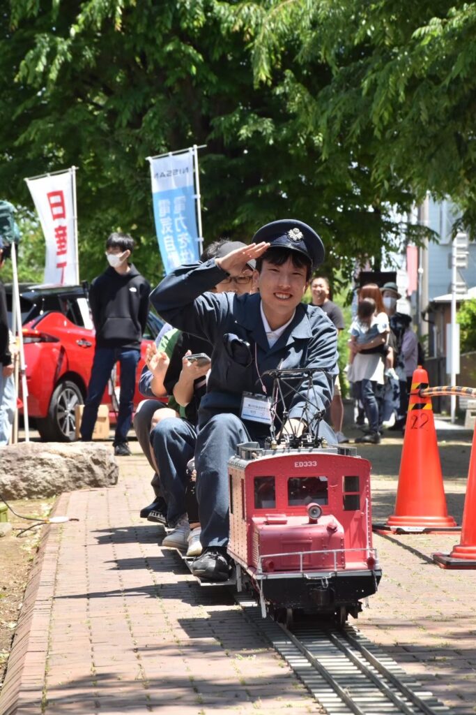 「おいしいカレーとミニ電車！<br/>子ども食堂まつり」天候に恵まれてミニ電車も大盛況！
