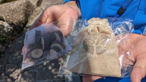 クスノキ剪定枝で作られたサシェ