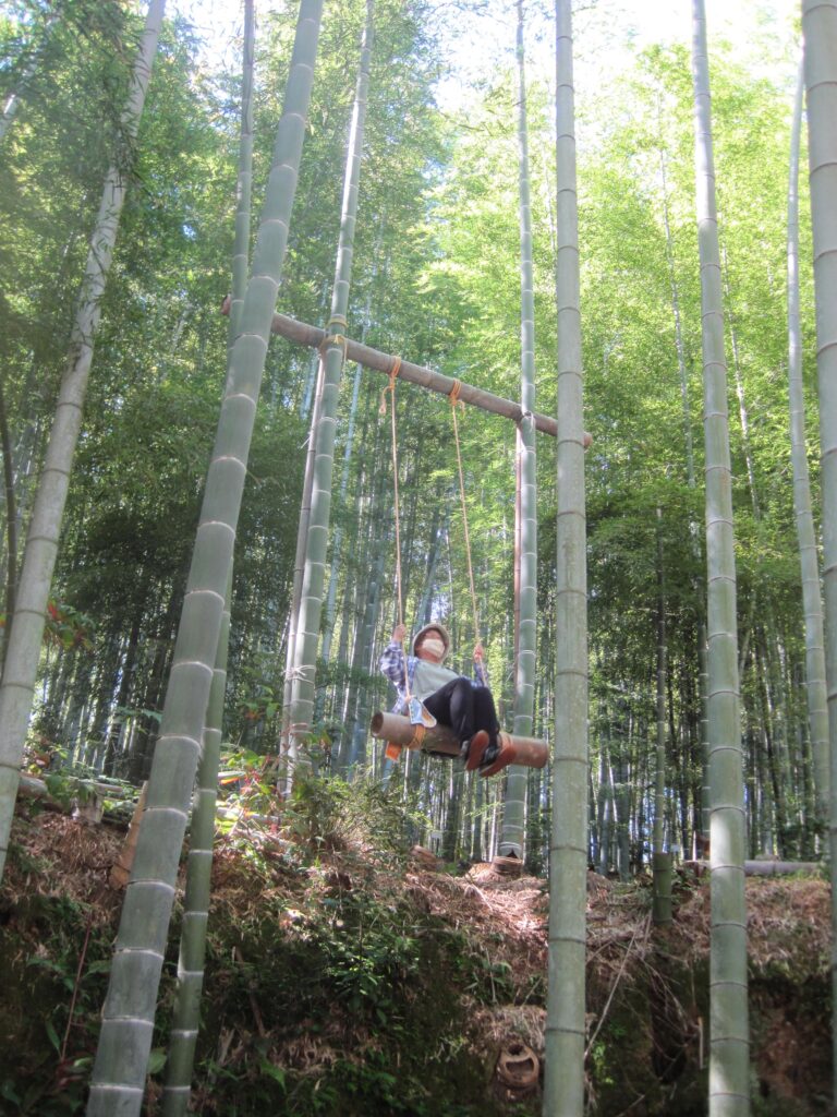 「竹林パーク」の竹遊具ブランコ