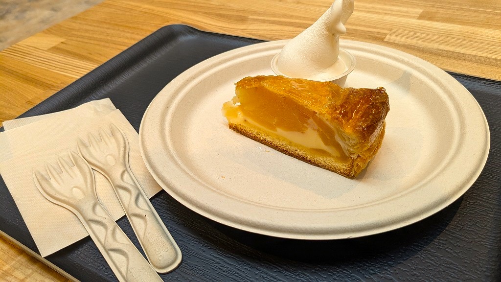 バガス容器を使った食品提供(アップルパイ)